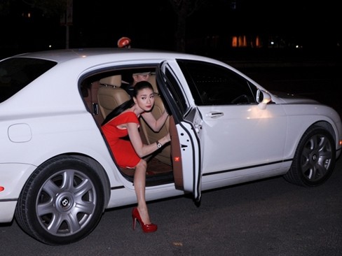 Ngô Thanh Vân xuất hiện cùng siêu xe Bentley màu trắng trong 1 sự kiện