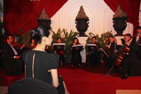 Các người đẹp cùng chủ nhà là nhà thiết kế nội thất Thái Công đón Noel trong những âm thanh êm dịu của dàn nhạc cổ điển