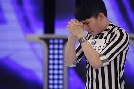 Quân Kun quỳ gối xin BGK Vietnam Idol cơ hội (Xem thêm: Chết cười với màn 'tra tấn' BGK của thí sinh Vietnam Idol 2013)