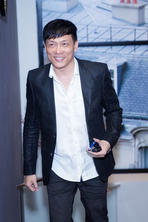 Đạo diễn Ngô Quang Hải đến dự buổi tiệc cuối năm với nữ diễn viên chính của Mùa hè lạnh.