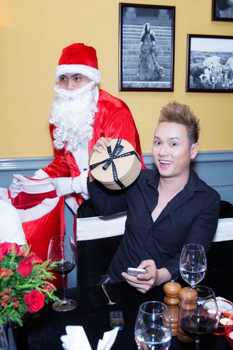 ...mà còn bí mật để “ông già Noel” xuất hiện tặng quà cuối năm cho các nghệ sĩ.