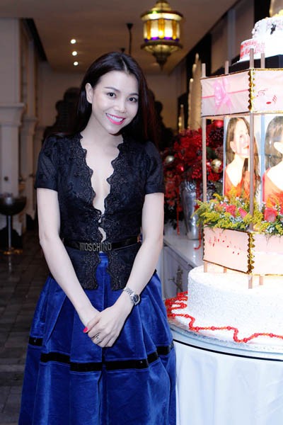 Buổi tiệc sinh nhật của Trà Ngọc Hằng diễn ra rất ấm cúng trong một khuôn viên lãng mạn được trải đầy hoa và nến.