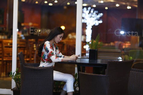 Nữ ca sĩ tranh thủ khoảng thời gian rảnh rỗi hiếm hoi để ngồi uống cafe một mình