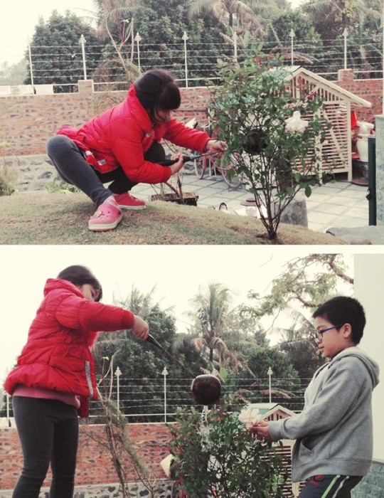 Hai con của Trọng Tấn đang chăm sóc cây trước cửa nhà.