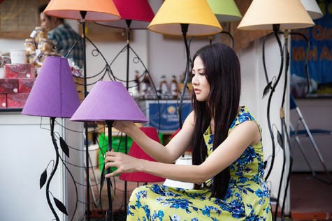 Bất ngờ hơn khi biết rằng, toàn bộ số đèn ngủ được bày bán này đều do Trần Thị Quỳnh tự tay thực hiện.