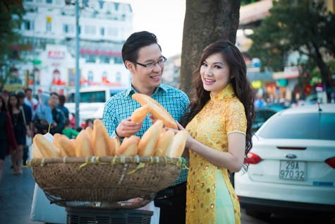 Rất thèm cái Tết Việt Nam, đặc biệt là Tết Bắc, năm nay, ca sĩ Kavie Trần quyết định về Việt Nam để được hưởng trọn vẹn một mùa Tết tại Việt Nam. Cô đã dành thời gian vừa diễn, vừa đón tết tại Hà Nội.