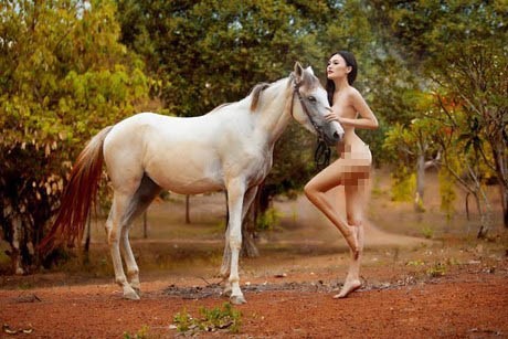 Việc người mẫu này tự tin nude giữa thiên nhiên gần giống việc gây sốc bằng bộ ảnh &quot;khỏa thân vì môi trường&quot; của Ngọc Quyên cách đây khá lâu.