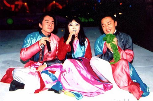 Lam Trường cùng Phương Thanh và Đan Trường biểu diễn ca khúc &quot;Tát nước đầu đình&quot; trong liveshow Làn Sóng Xanh năm 2002.