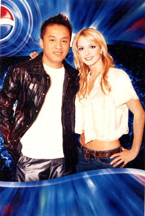 Lam Trường thân thiết với Britney Spears khi nữ ca sĩ sang Việt Nam lưu diễn khoảng năm 2006.