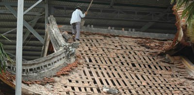 Dùng cuốc, xẻng hạ giải mái đình – việc làm có lẽ chỉ thấy trong trùng tu di tích ở Việt Nam