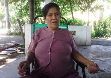 Cụ bà 80 tuổi đầy bệnh tật buồn bã kể lại vụ việc xảy ra với gia đình mình.