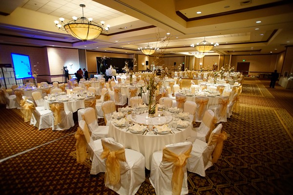 Phòng tiệc cưới của Kim Hiền được trang trí giản dị với tone màu trắng - vàng, để tạo nên không gian ấm áp.