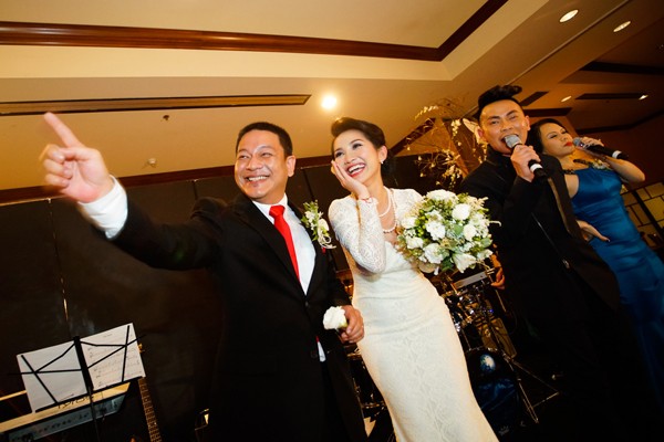 Danh hài Việt Hương và nhiều nghệ sĩ khác đã lên sân khấu pha trò khiến cô dâu, chú rể cười không ngớt.