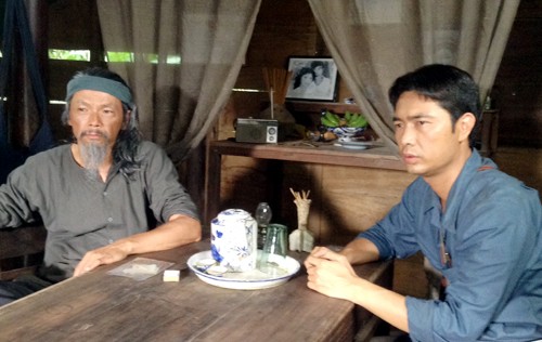 Trung Anh (trái) trong bộ phim mới nhất vừa đóng máy. &apos;Những đứa con của làng&apos; của nhà sản xuất Nguyễn Thị Hồng Ngát dự kiến sẽ tranh giải tại LHP quốc tế Hà Nội tới đây.