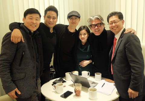 Minh Tiệp (thứ 2 từ trái sang) chụp cùng đạo diễn thời trang Hàn Quốc và bạn bè.