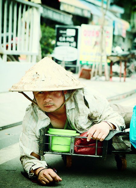 Trong bộ phim hài dự kiến ra mắt khán giả vào dịp Tết 2015, Bằng Kiều đóng vai chính. Nhân vật của anh là Sơn Đẹp Trai, có tính cách láu cá, ma lanh. Một trong những cảnh quay của nhân vật là làm người ăn xin trên phố.