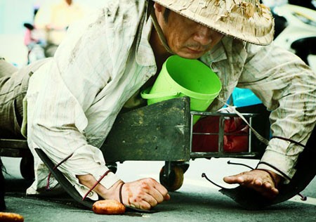 Đây là vai diễn đầu tay của ca sĩ Bằng Kiều trong một phim điện ảnh ở Việt Nam. Do đó, anh chăm chút khá nhiều cho nét diễn của mình. Để vào vai người ăn xin, anh phải quan sát rất kỹ từ cuộc sống để miêu tả cho thật giống.