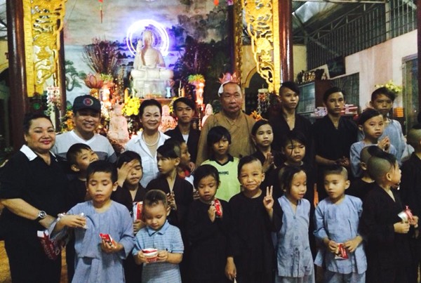 Khánh Ly trong chuyến thăm trẻ em mồ côi được một ngôi chùa ở Sài Gòn cưu mang. Ảnh: Quang Thành