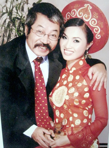 NSND Lê Hùng và người vợ kém 32 tuổi.