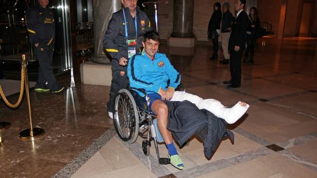 Villa xuất hiện trên chiếc xe lăn cùng với rất nhiều băng bó trên chân trái