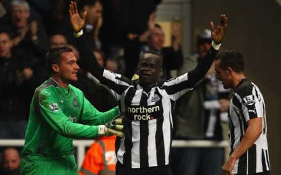 Tiền vệ Tiote ghi bàn ở những phút cuối mang về 1 điểm quý giá cho Newcastle trong trận hòa 4-4 với Arsenal