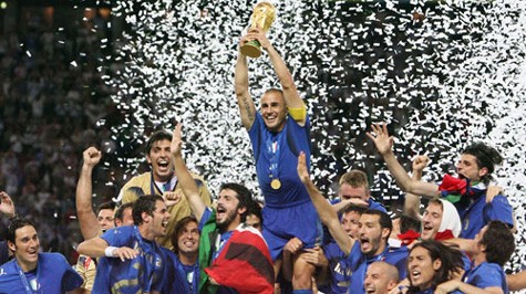Cannavaro nâng cao chiếc cúp vô địch World Cup 2006 cùng tuyển Ý - Ảnh: Trung Nghĩa