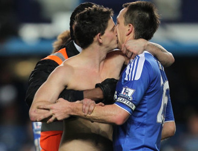 Trao cho Terry một nụ hôn nồng cháy trước sự ngỡ ngạc của mọi người. Cổ động viên này có vẻ rất hạnh phúc trong khi trung vệ của Chelsea không hiểu chuyện gì đang xảy ra.