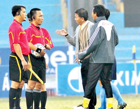 HLV Hoàng Anh Tuấn phản ứng trọng tài trên sân Hà Nội.