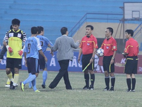HLV Hoàng Anh Tuấn lao vào sân tranh cãi với trọng tài Bùi Quang Thông- Ảnh Trần Uy Vũ