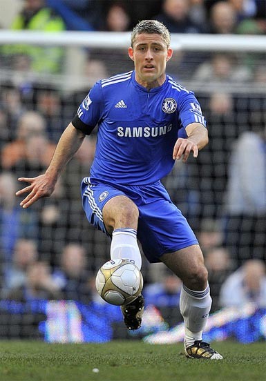 Gary Cahill (Bolton - Chelsea, 7 triệu bảng). Bỏ qua Tottenham và Arsenal, Cahill cập bến Chelsea để hưởng lương tuần 80.000 bảng. Trong màu áo mới, Cahill hứa hẹn sẽ đá cặp ăn ý với John Terry.