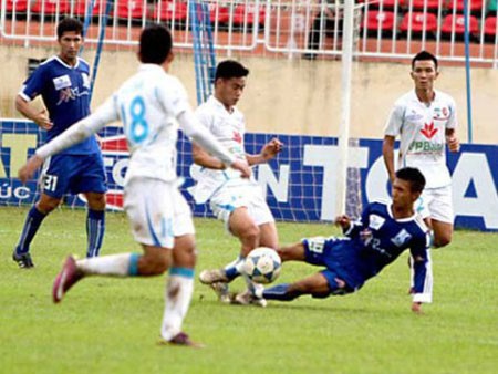 Cầu thủ Thái Học (trắng) chút nữa mất luôn sự nghiệp sau trận gặp K.KH.