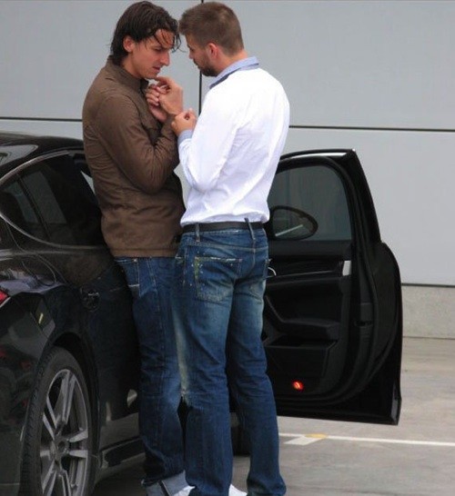 Mà còn rất tình cảm với tiền đạo cao kiều Zlatan Ibrahimovic.