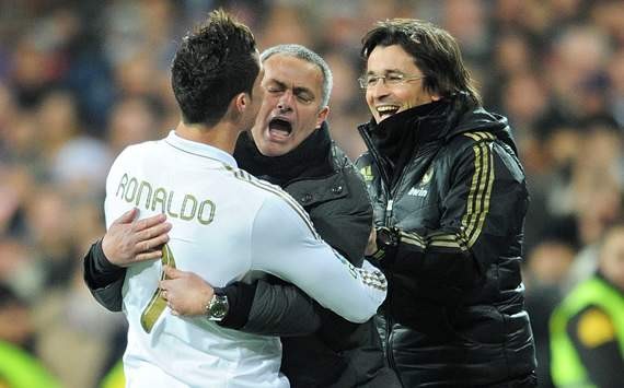 Không ai khác, người đó chính là ông thầy người Bồ Đào Nha, Jose Mourinho. Với tài năng, cá tính của mình thì họ được biết đến là ‘một cặp đôi hoàn hảo’.