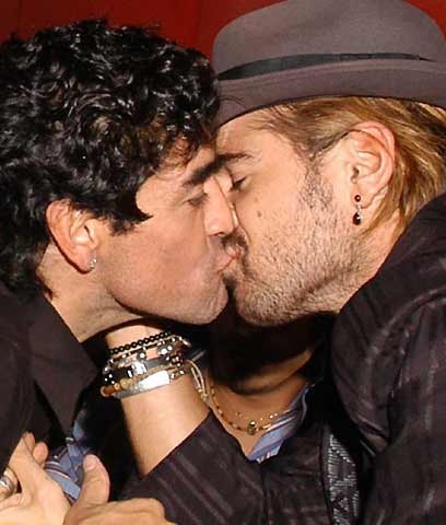 ‘Cậu bé vàng’ Diego Maradona đang rất tập trung ‘khóa môi’ với đối tác của mình, đó chính là diễn viên nổi tiếng Colin Farrell.
