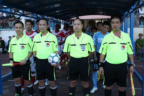 TT Nguyễn Văn Kiên (thứ 2 từ trái qua) chuẩn bị bước ra sân để bắt đầu trận đấu giữa K.KH và K.KG.