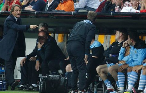 Tevez (phải) tố bị Mancini (trái) mạt sát và sỉ nhục trong trận đấu ở Munich.