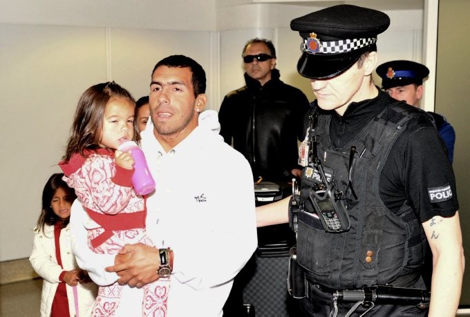Hình ảnh Tevez và gia đình tại sân bay ở thành phố Manchester