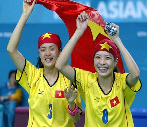 Lưu Thị Thanh (trái) và đồng đội Nguyễn Thị Hải Thảo vui sướng sau khi giành ngôi vô địch tại Asiad 2006.