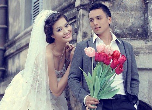 Tiền vệ Trịnh Quốc Hưng và siêu mẫu Lan Phương. Cặp đôi này có bộ ảnh cưới lãng mạn và hoành tráng.