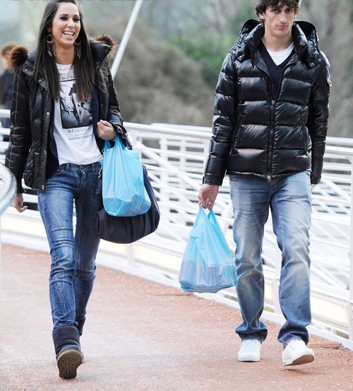 Hậu vệ Man City, Stefan Savic, và phút thảnh thơi đi mua sắm cùng bạn gái tại Manchester.