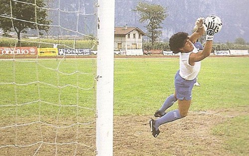 Huyền thoại bóng đá Argentina Maradona bay người bắt bóng.