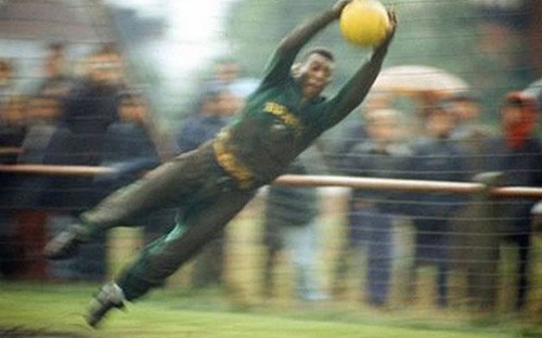 Vua bóng đá Pele cũng từng thử sức với vai trò thủ môn.