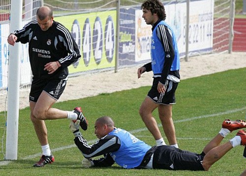 Ro Béo bắt... chân đồng đội Zidane khi làm thủ môn.