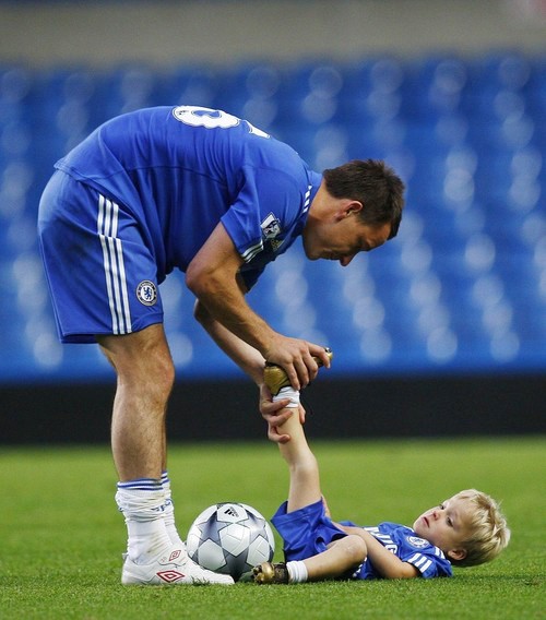 Dù trên sân hay ngoài sân bóng Terry vẫn dành thời gian cho các con.