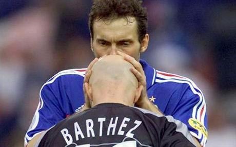 Nụ hôn mà Laurent Blanc dành cho thủ môn Fabien Barthez trước mỗi trận đấu được xem là một điểm tựa tâm linh, khi tuyển Pháp đăng quang tại World Cup 1998 trên sân nhà