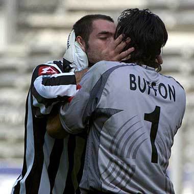 - Thủ môn Buffon cũng có tình cảm với cả đồng đội Juventus người Croatia, Igor Tudor.