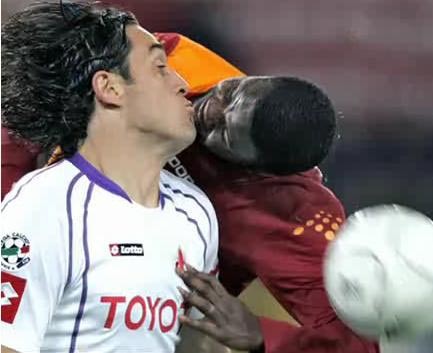 - Không có chủ đích, nhưng một pha tranh bóng quyết liệt đã đưa Luca Toni và Samuel Kuffour vào thế như hôn nhau trong trận Fiorentina - Roma ở Serie A mùa 2005-2006