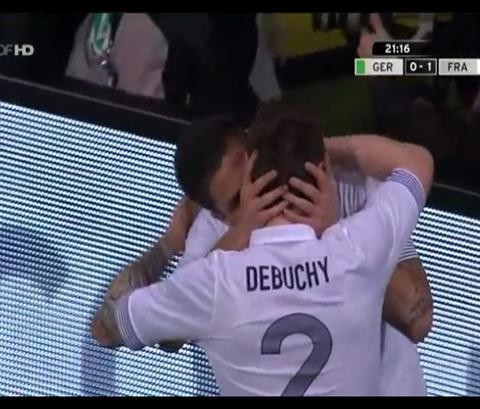 Hai tuyển thủ Pháp Olivier Giroud và Debuchy hôn nhau đắm đuối trong trận giao hữu gặp Đức