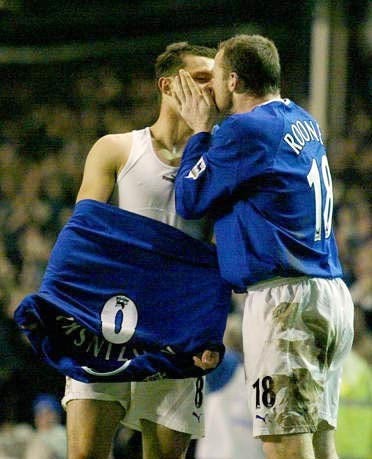 - Năm 2003, lúc còn là thần đồng ở Everton, Rooney cũng đã nổi hứng hôn môi đồng đội Tomasz Radzinski.