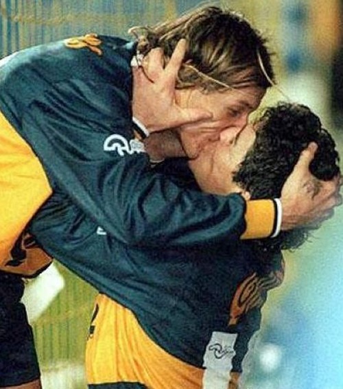 Maradona và Caniggia từng có màn khóa môi nổi tiếng đến bây giờ khi chơi tại Boca Junior những năm 90